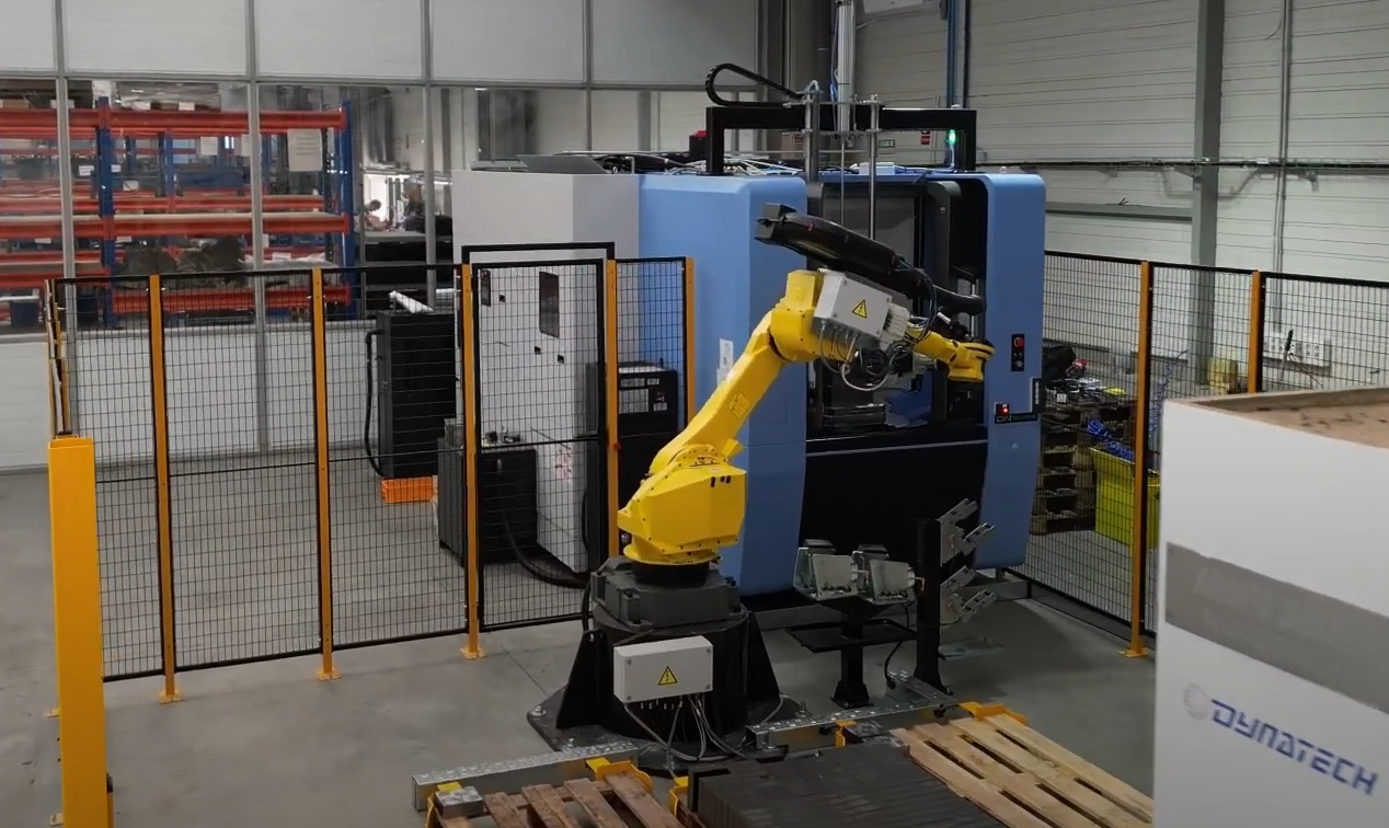 Double-pallet horizontal machining centre enhanced by an industrial robot